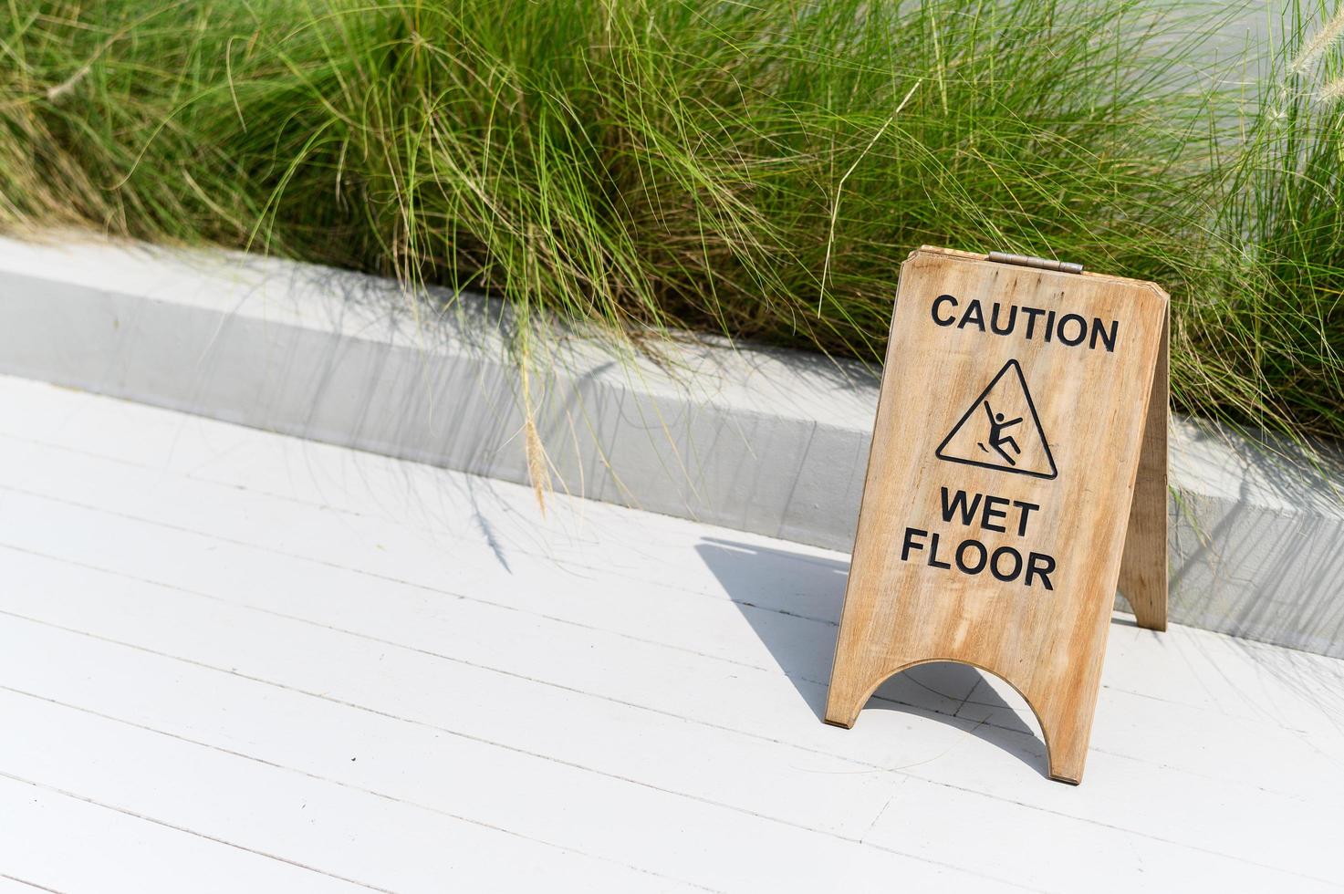 panneau d'avertissement de sol humide en bois photo