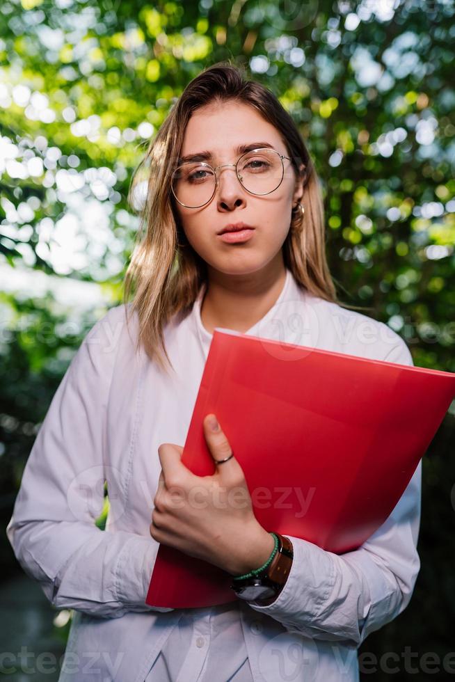 jeune ingénieur agronome travaillant en serre. jeune femme scientifique regardant la caméra photo