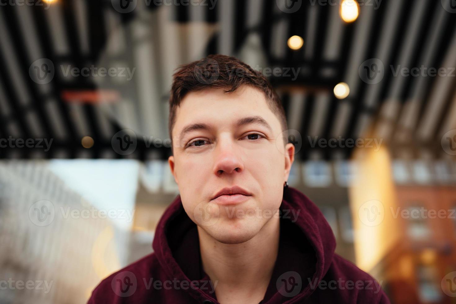 beau mec traîner dans un café en plein air photo