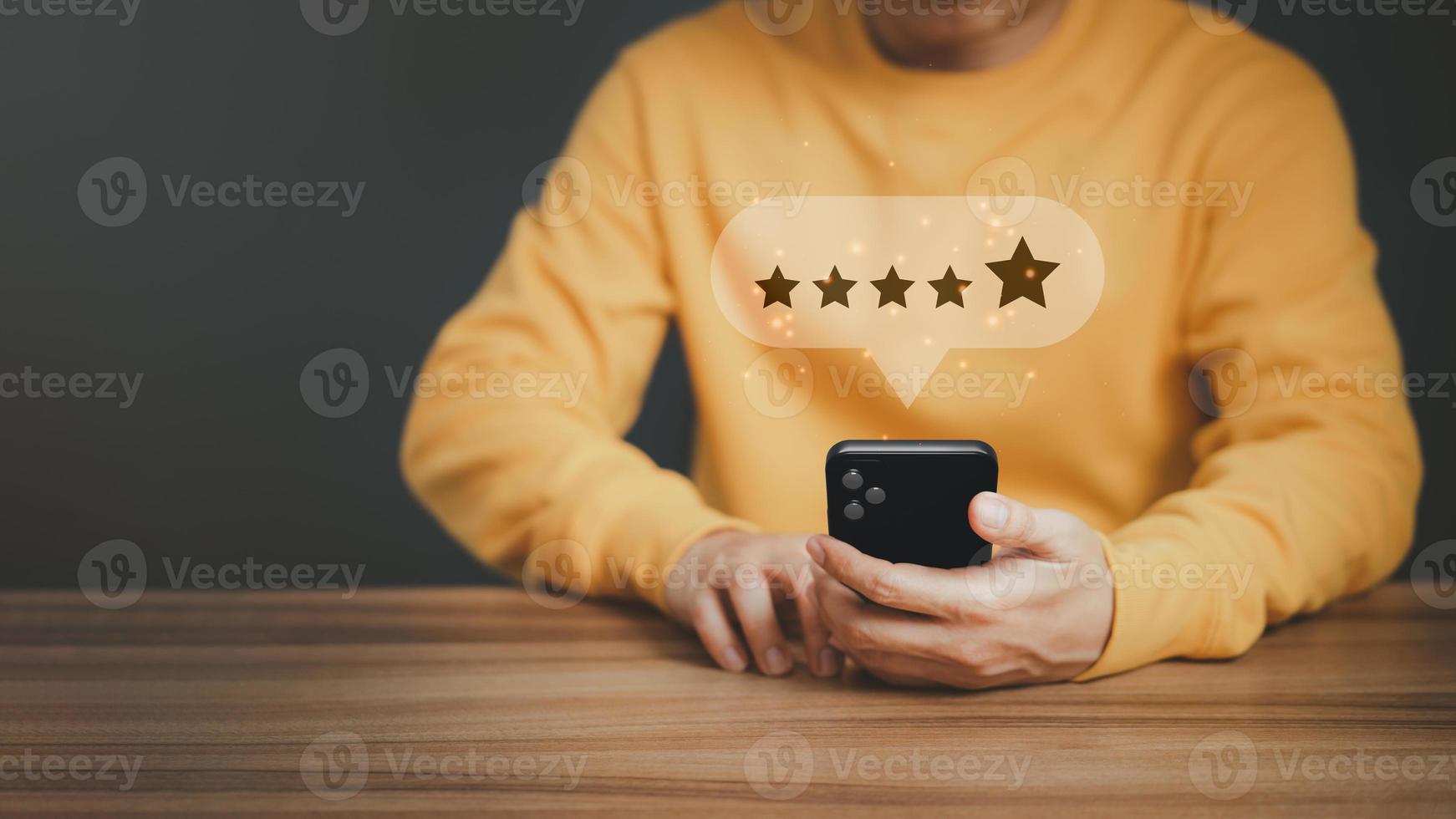 homme utilisant un smartphone pour donner une note à l'expérience de service sur l'application. enquête de satisfaction des clients en ligne. photo
