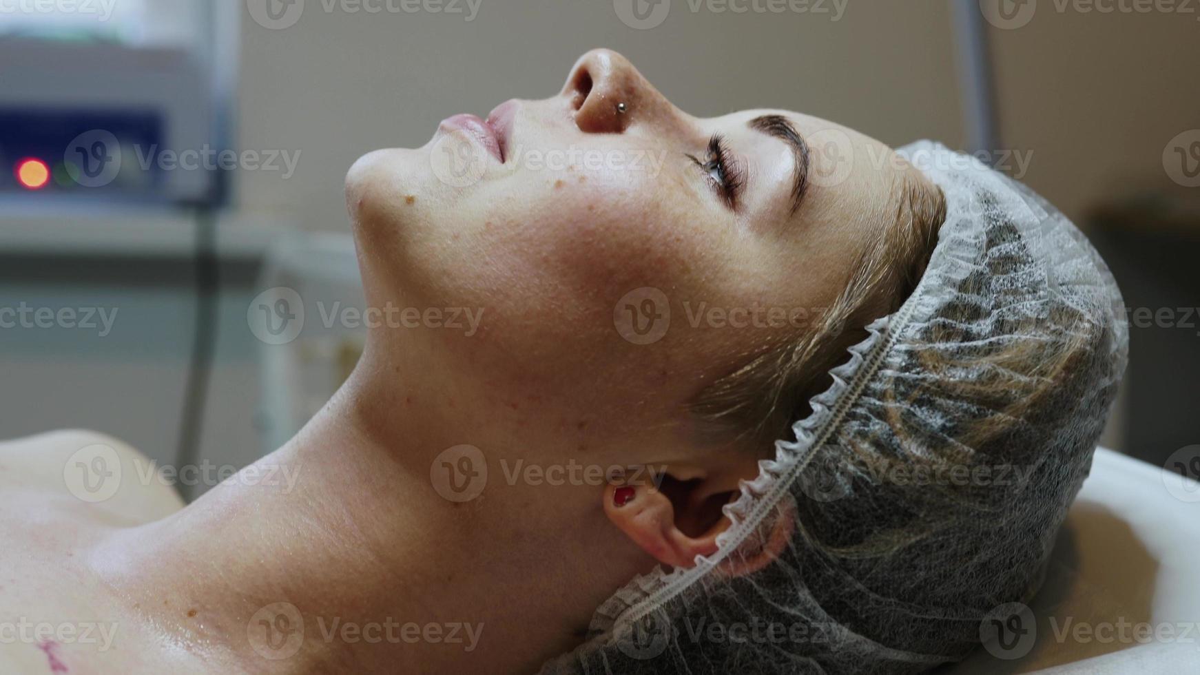 jeune jolie femme recevant des traitements dans des salons de beauté. photo