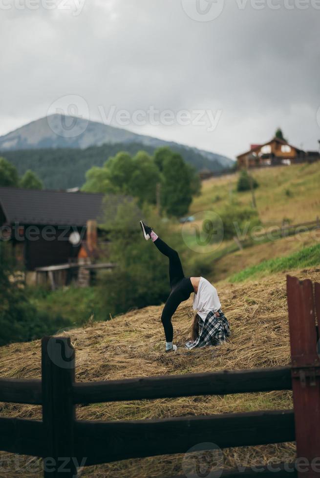 femme brune faisant de l'exercice tout en travaillant à la campagne photo