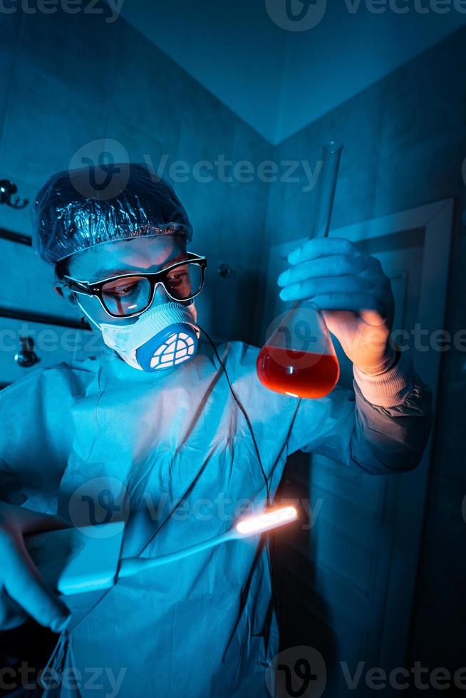 jeune chercheur masculin réalisant une expérience scientifique. photo