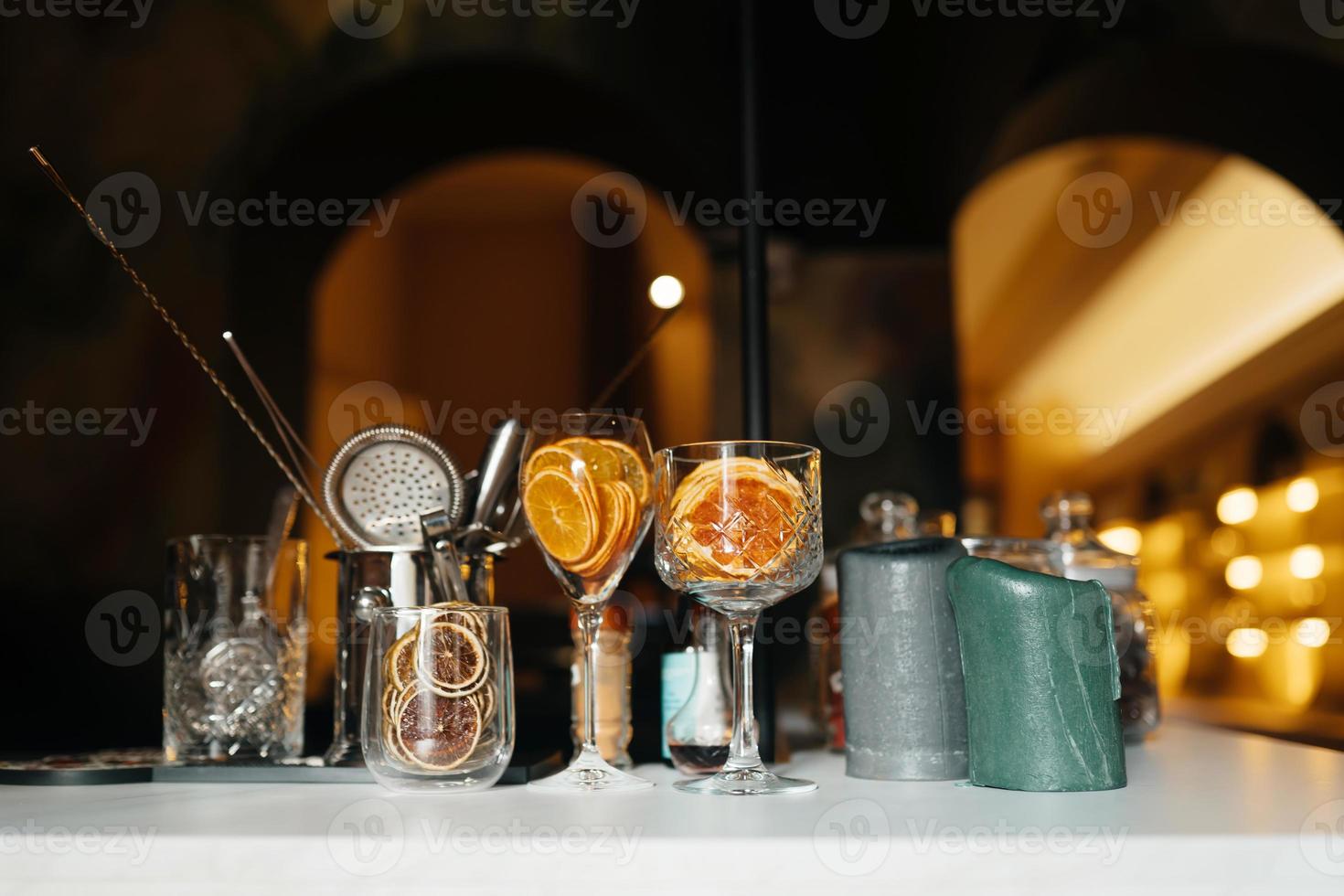 quatre tasses en verre sur le comptoir du bar avec accessoires de service. photo