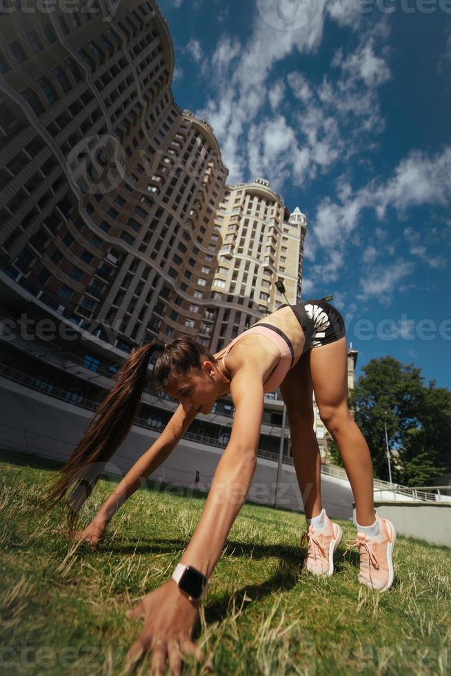 Fit jeune belle femme travaillant à l'extérieur le jour de l'été photo