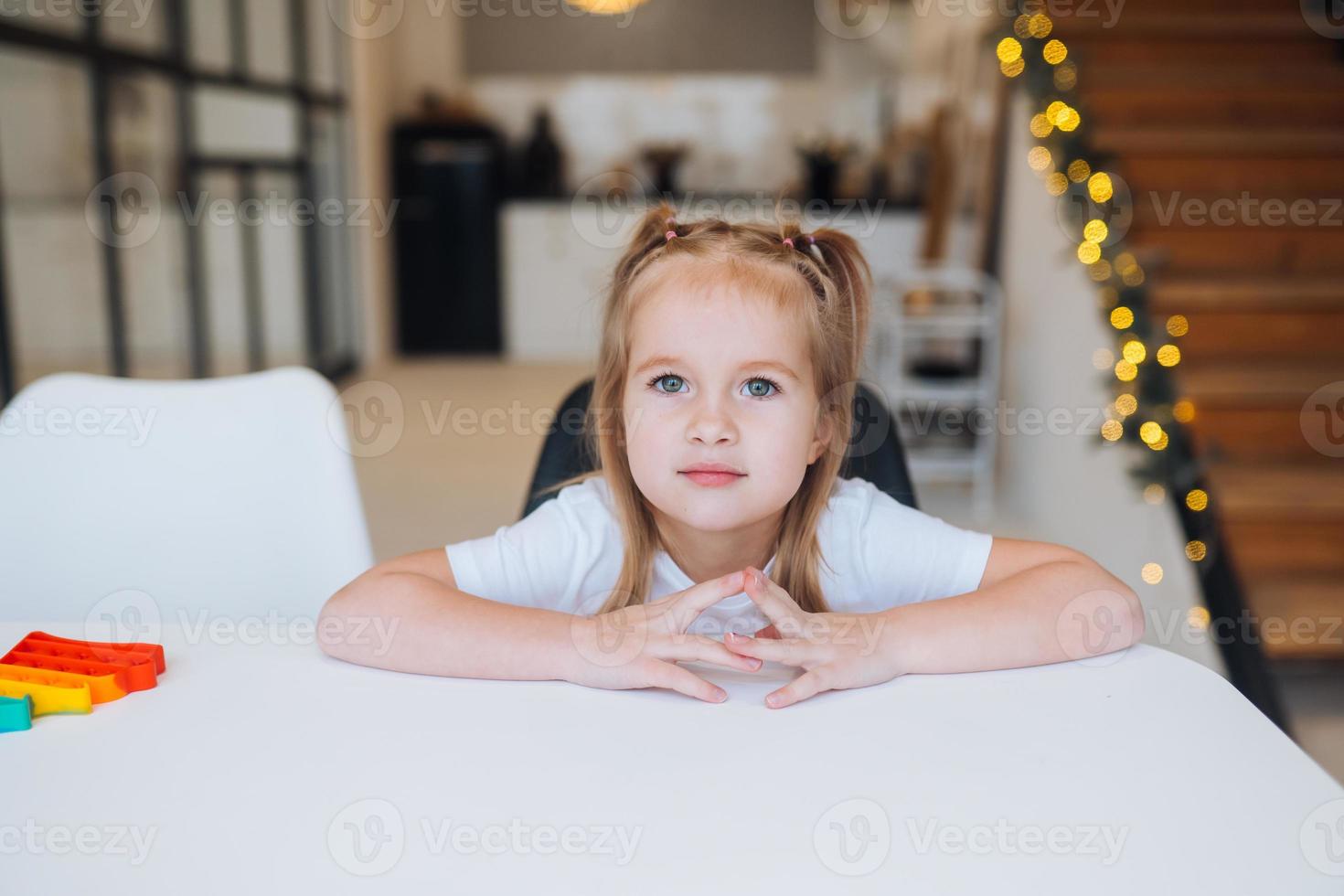 adorable petite fille regardant la caméra en gros plan photo