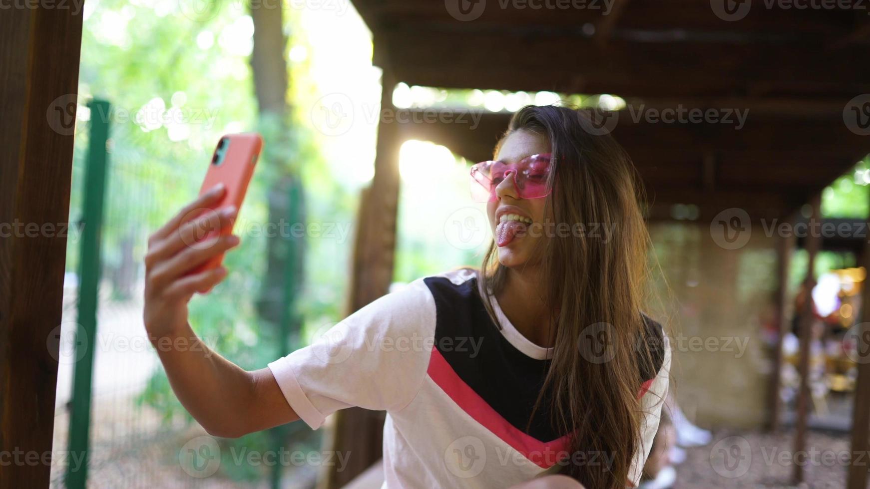 belle jeune femme en vacances à lunettes roses photo