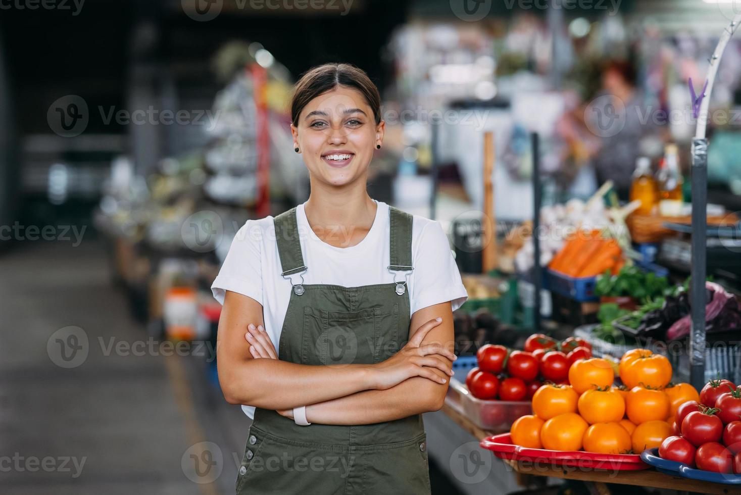 vendeuse au comptoir avec des légumes. notion de petite entreprise photo