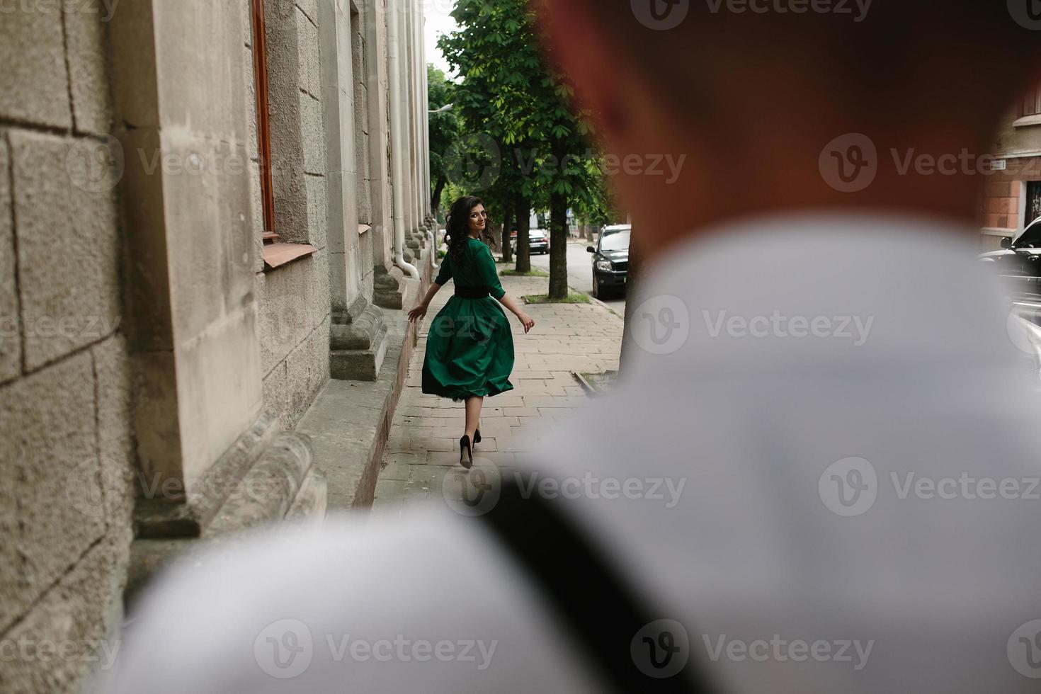 beau couple européen posant dans la rue photo