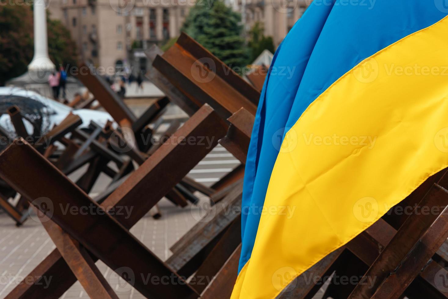 le drapeau ukrainien est accroché aux barricades de la ville photo