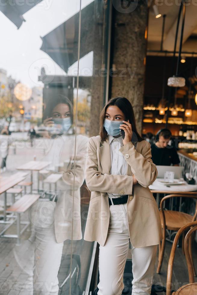 femme d'affaires travaillant en quarantaine, parler par téléphone. photo