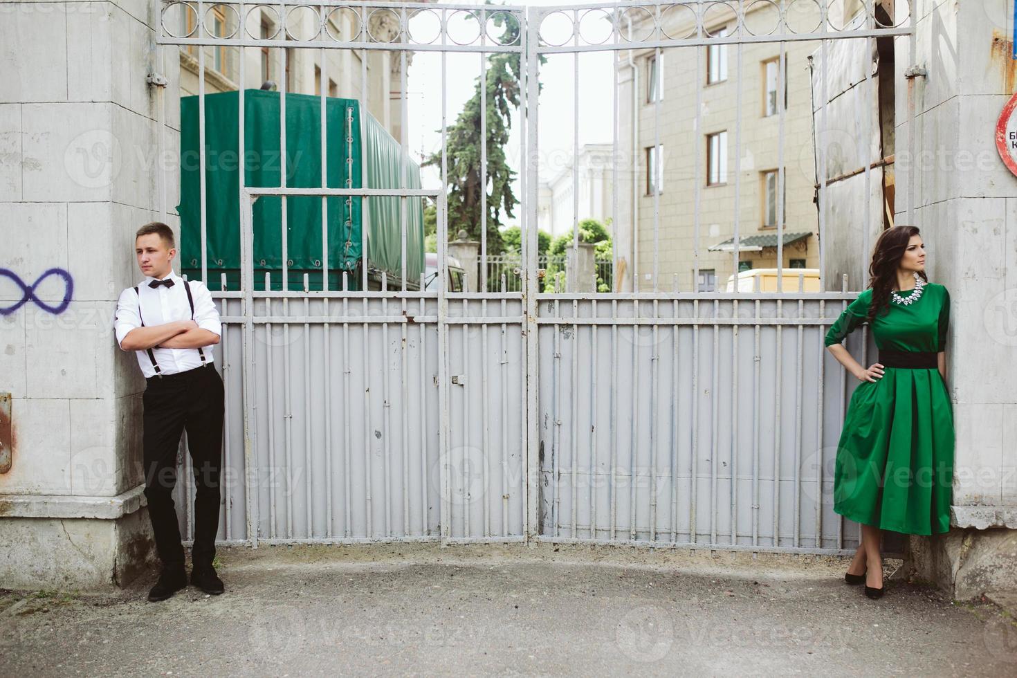 beau couple européen posant dans la rue photo