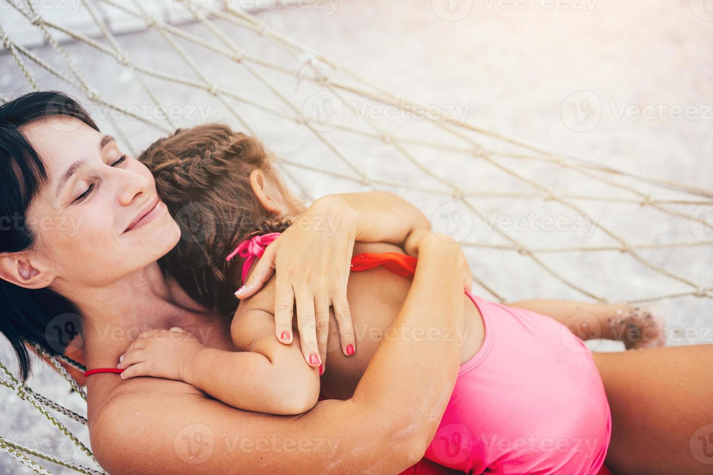 heureuse mère avec sa fille allongée dans un hamac photo