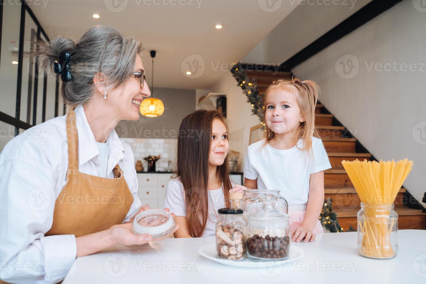 grand-mère et petite-fille cuisinent dans la cuisine. photo