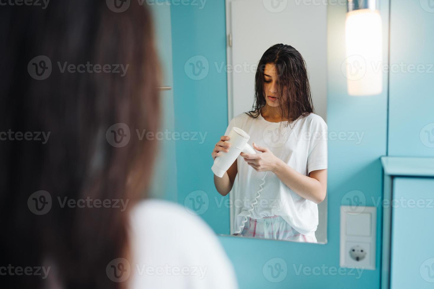 portrait, de, jeune femme, utilisation, sèche-cheveux, dans, salle bains photo