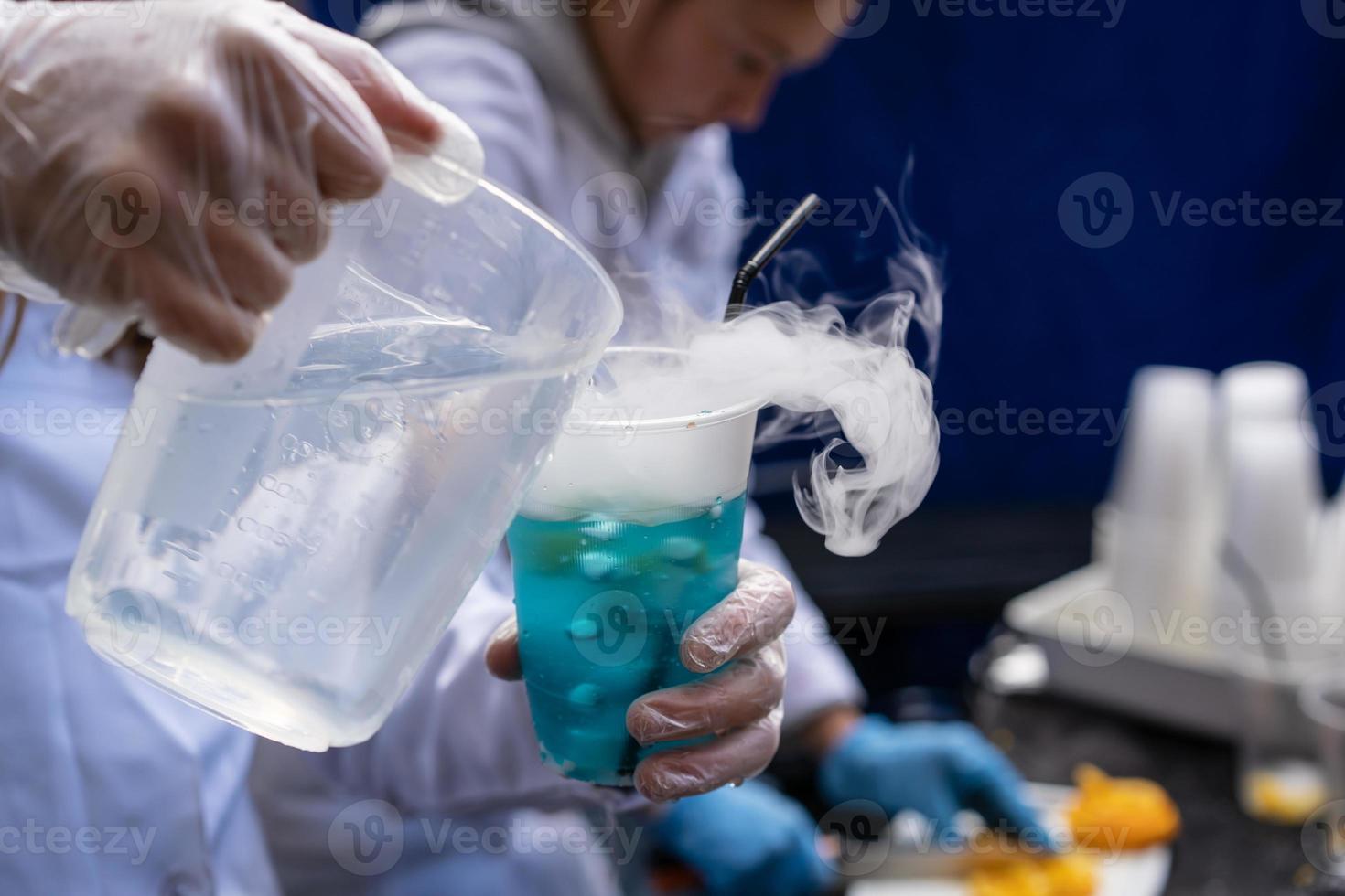 cocktails alcoolisés et non alcoolisés multicolores avec des pailles photo