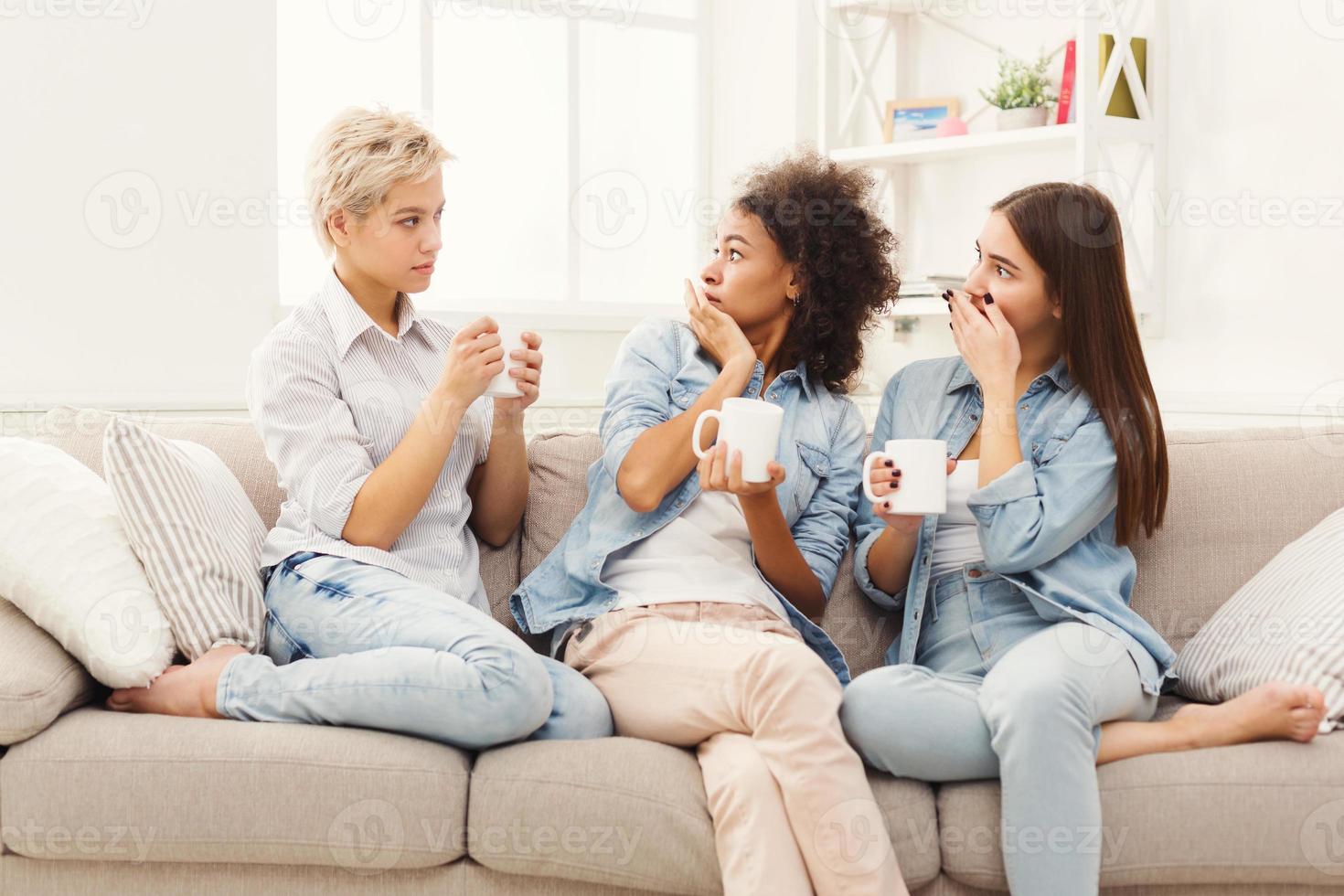 trois jeunes amies avec café discuter à la maison photo
