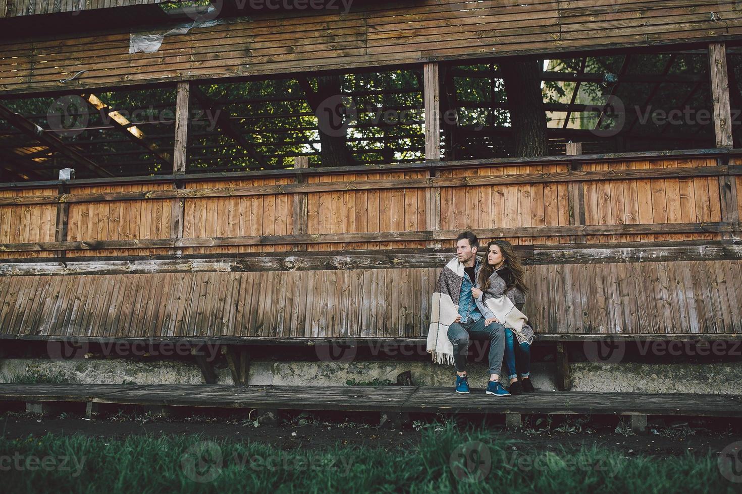 jeune couple enveloppé dans un plaid photo