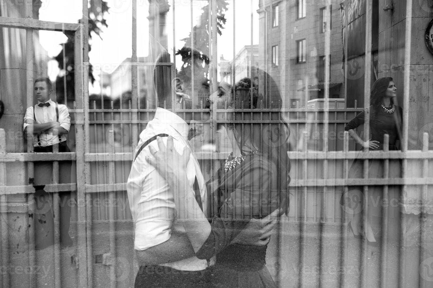 beau couple européen posant dans la rue photo