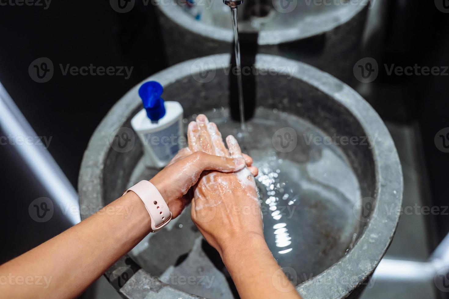 homme se lavant les mains pour se protéger contre le coronavirus photo