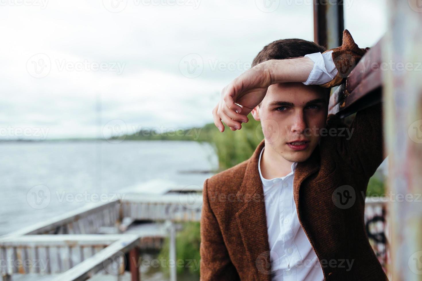 homme debout sur une jetée photo