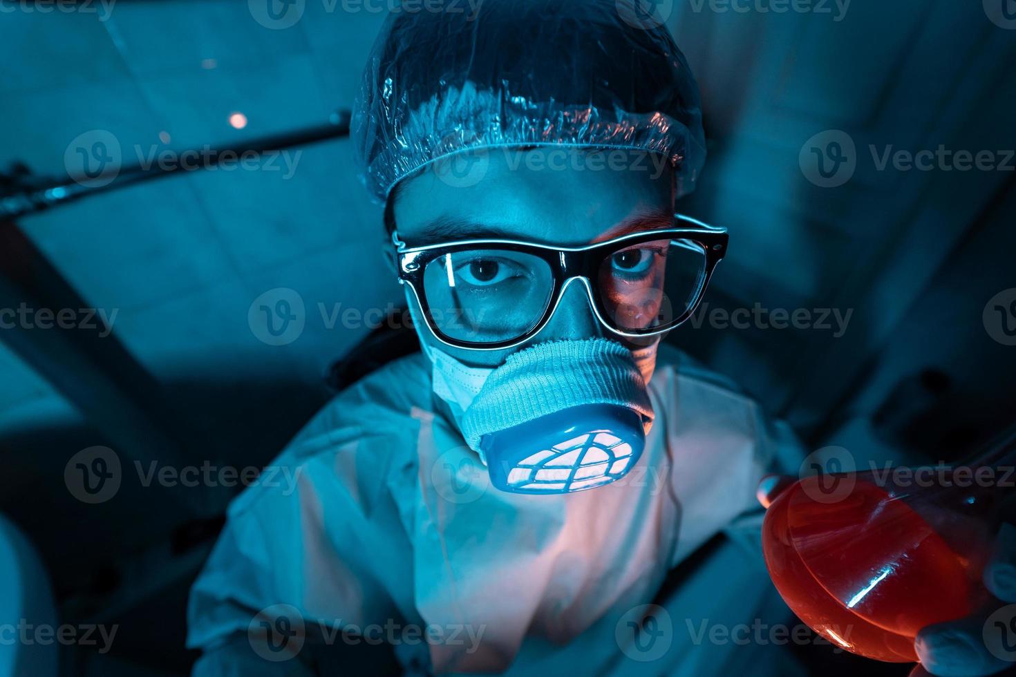 jeune chercheur masculin réalisant une expérience scientifique. photo