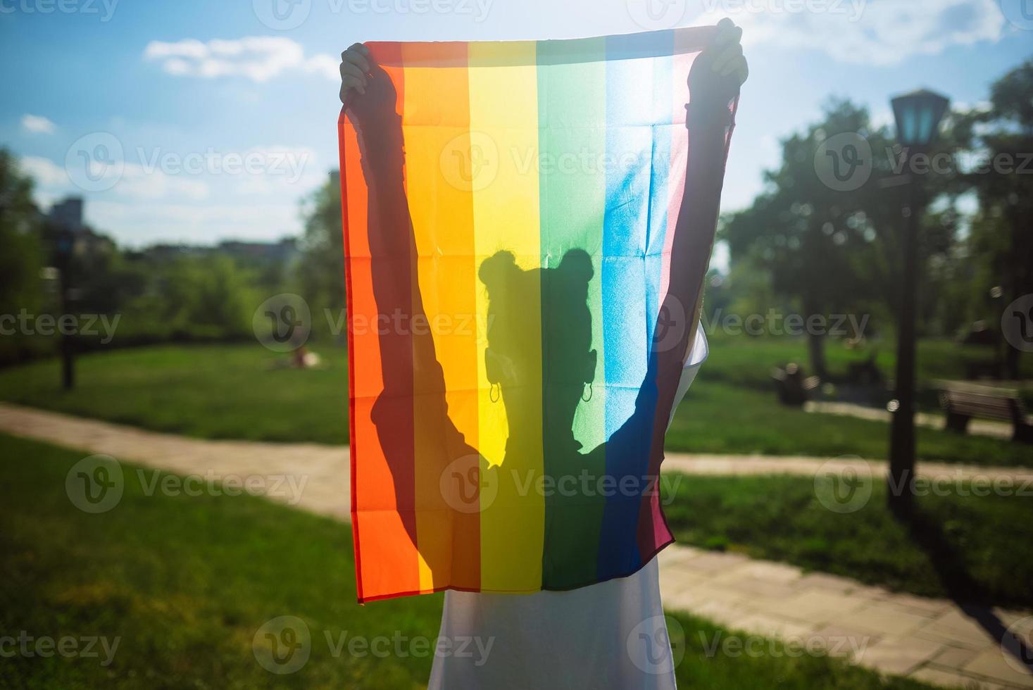 jeune femme tenant un drapeau de fierté lgbt dans ses mains. photo