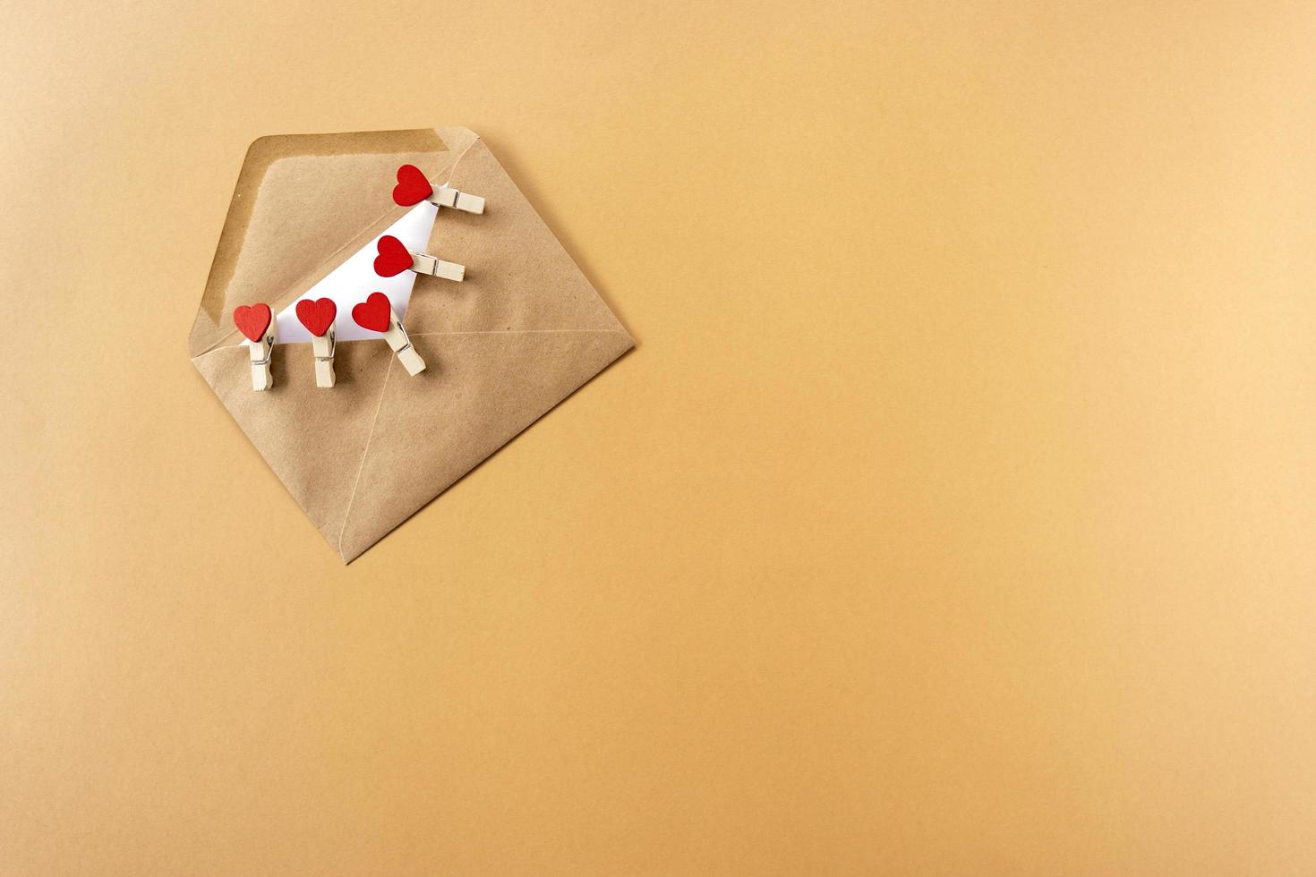 une enveloppe brune avec des coeurs rouges à l'intérieur pour la saint valentin photo