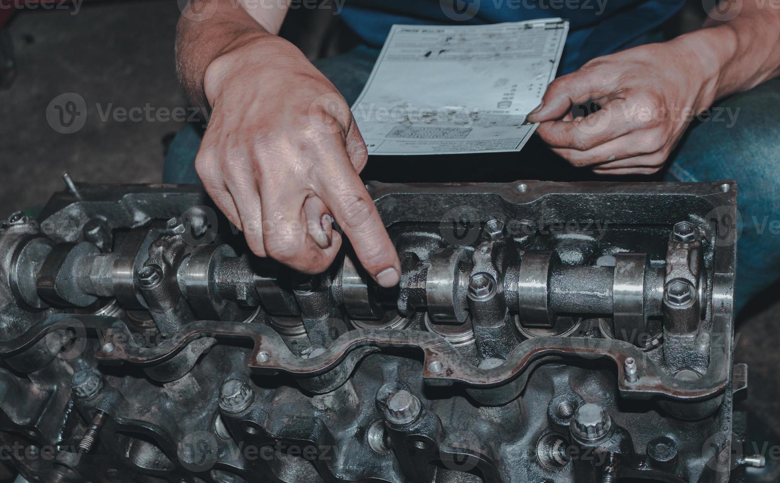 le mécanicien vérifie le moteur. photo