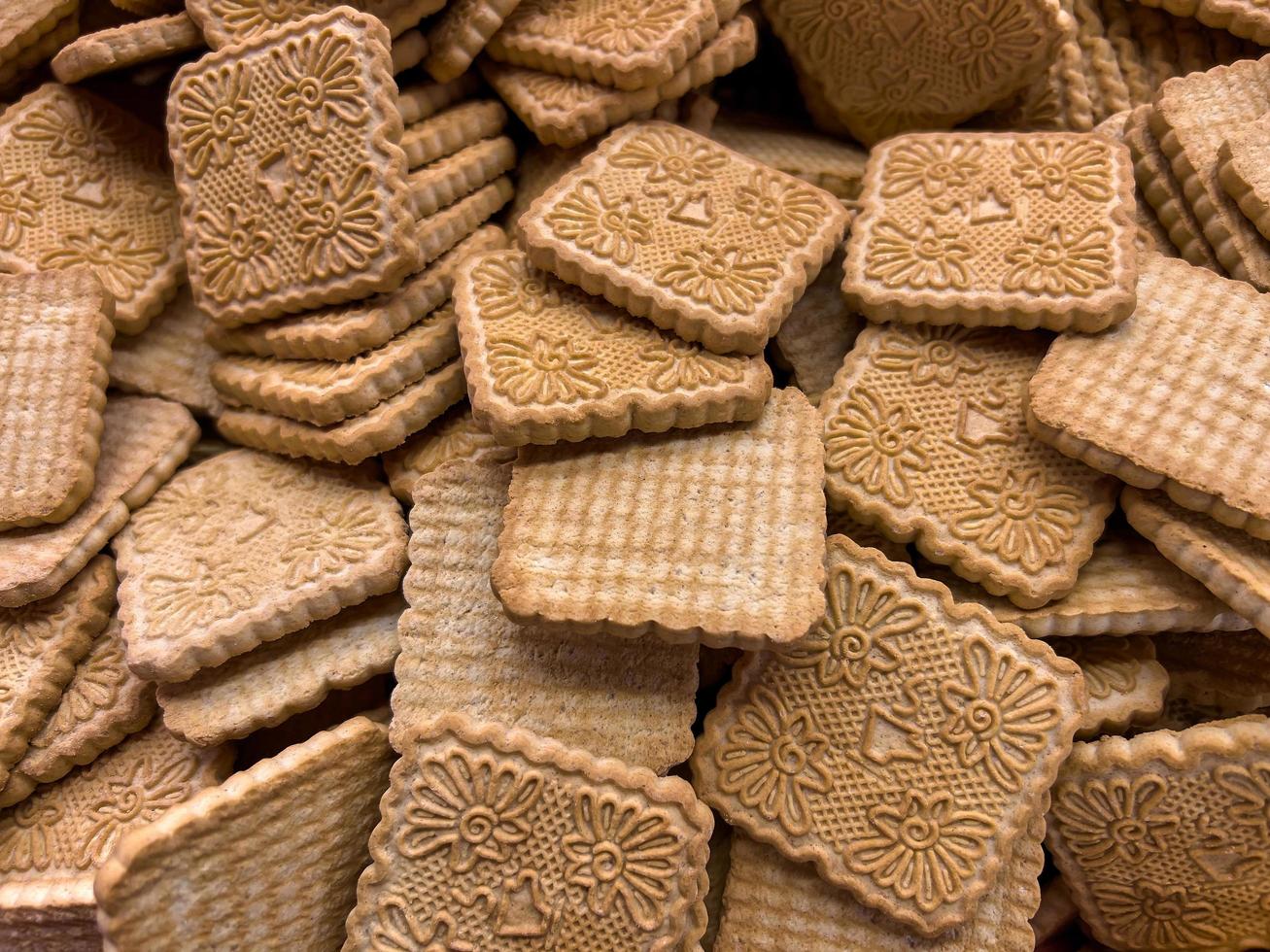 beaucoup de délicieux biscuits sucrés de forme carrée. photo