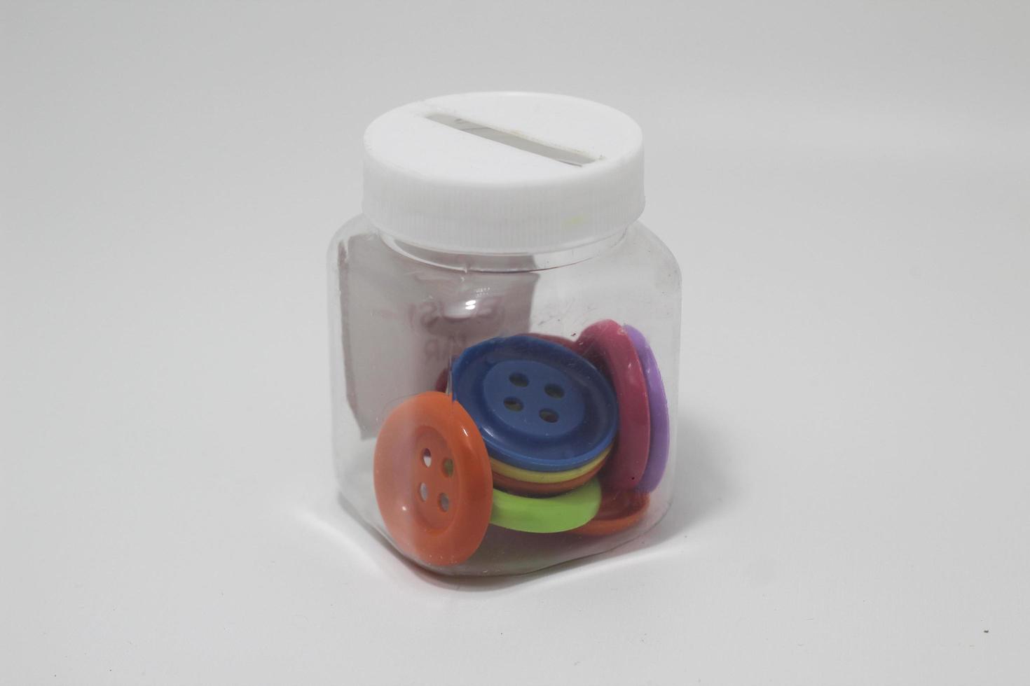 Jouets pour enfants colorés comme des boutons sur des vêtements isolés sur fond blanc photo