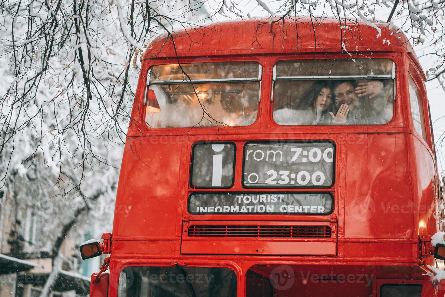 jeune couple aimant s'amuser dans le bus rouge photo