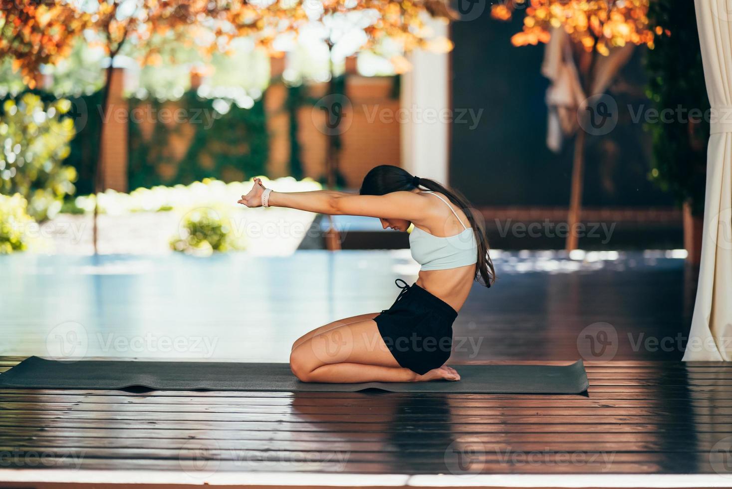 jeune femme pratiquant le yoga. effectue un exercice photo