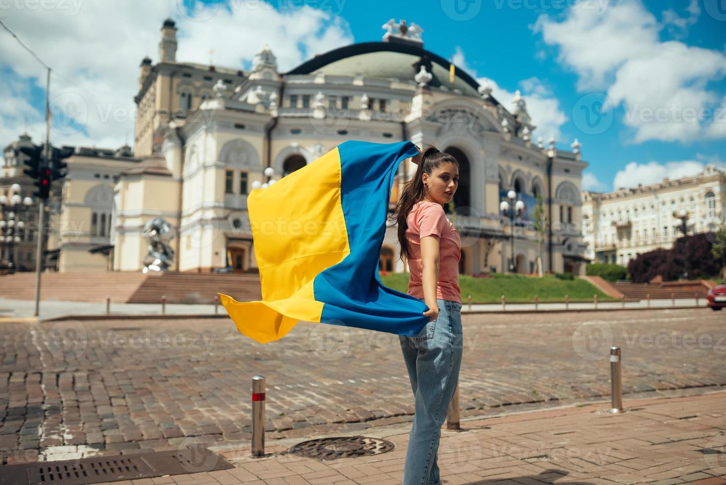 jeune femme avec le drapeau national de l'ukraine dans la rue photo