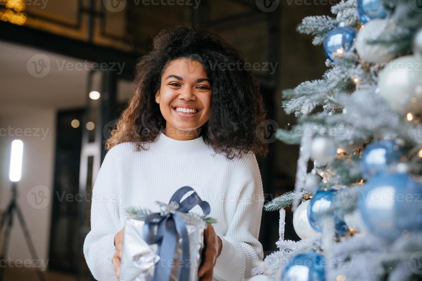 femme donne un cadeau à son ami dans l'appareil photo. photo