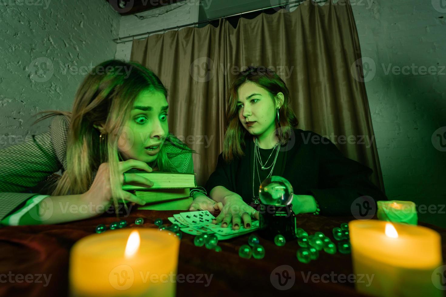 diseuse de bonne aventure prédisant l'avenir à une femme avec des cartes photo