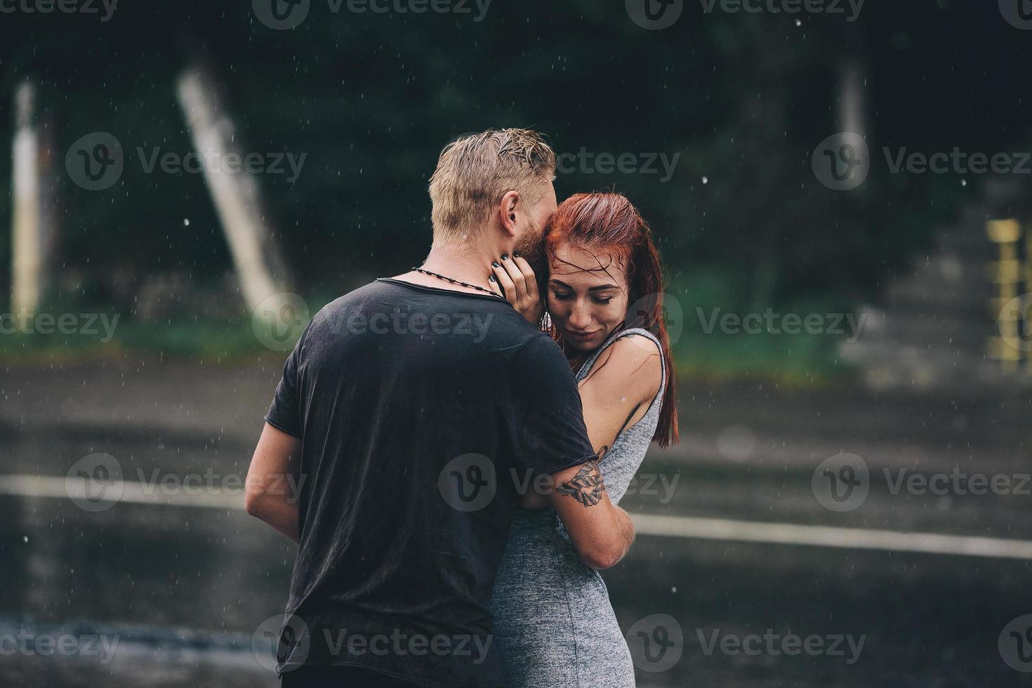 beau couple s'embrassant sous la pluie photo