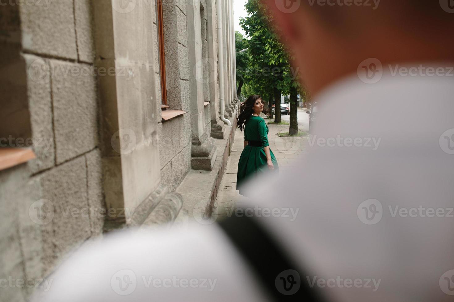 beau couple européen posant dans la rue photo