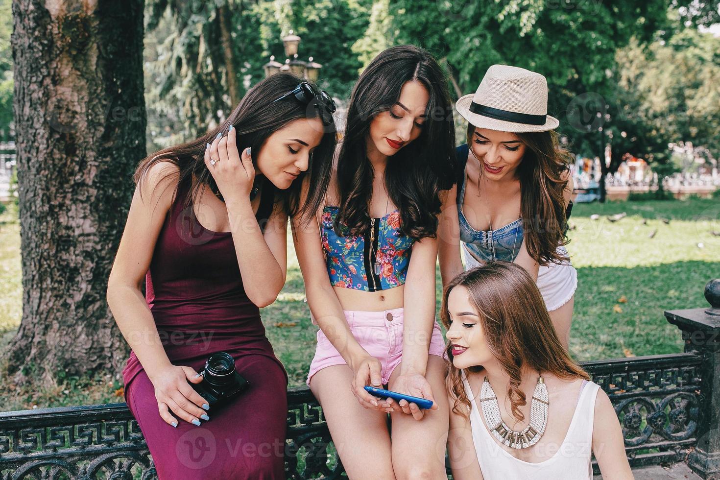 quatre belles jeunes filles regardant les photos