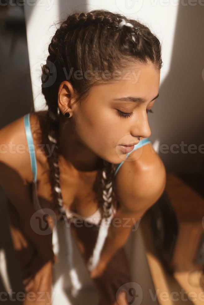 jeune femme en lingerie posant près d'un mur photo