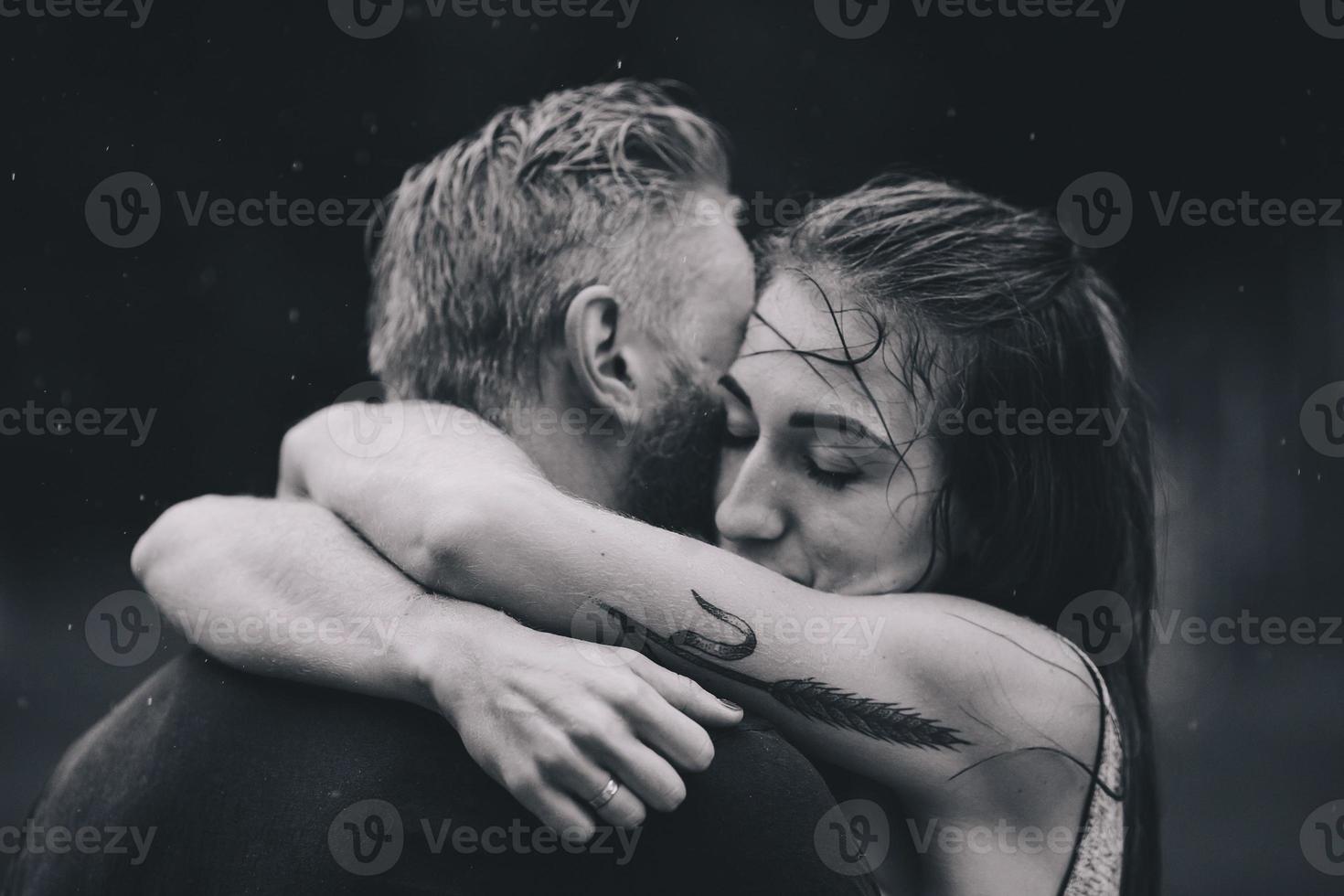 beau couple s'embrassant sous la pluie photo