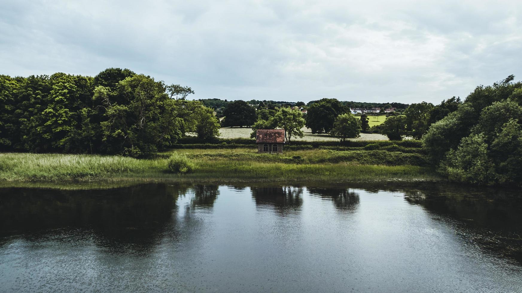 maison isolée près du lac. photo