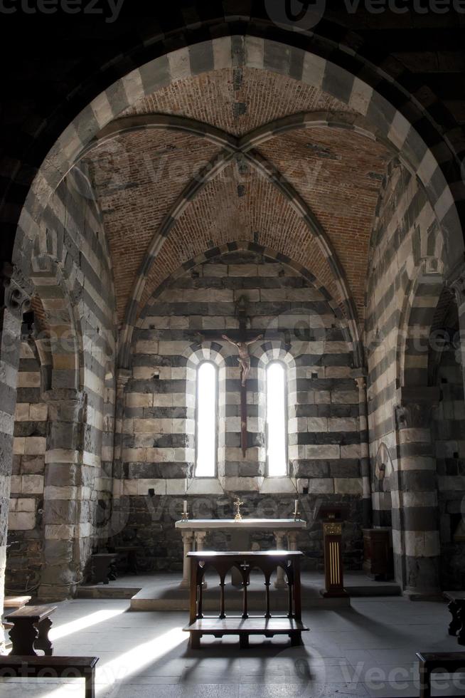 à l'intérieur de l'église de san pietro à portovenere photo