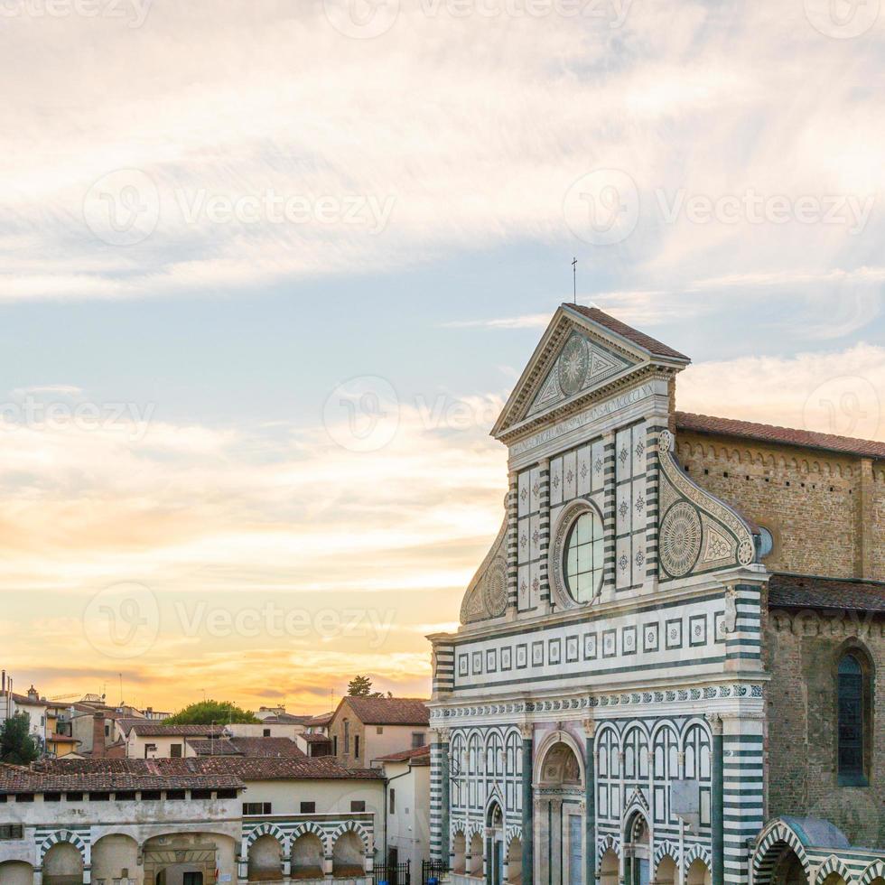 Florence, Italie. lumière du coucher du soleil sur santa maria novella - église sainte marie - personne et espace de copie. photo