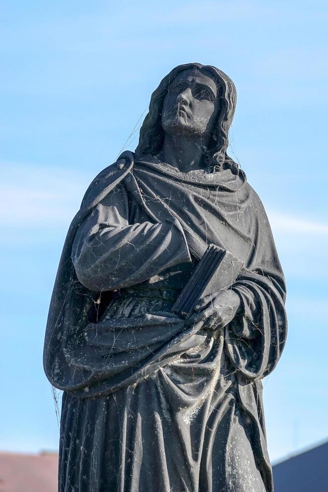 Prague, République tchèque, 2014. statue de la vierge marie sur le pont charles à prague photo
