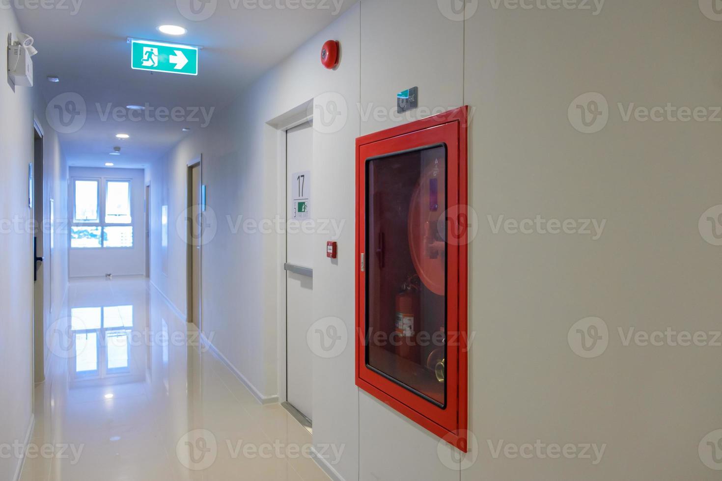 système d'extinction d'incendie sur le mur avec panneau de porte de sortie de secours en cas d'urgence. feu de cage d'escalier pour évasion dans un immeuble ou un appartement photo