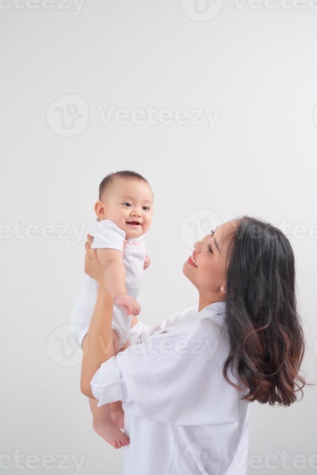 en sécurité dans les bras de sa mère. mère et sa petite fille à la maison. photo