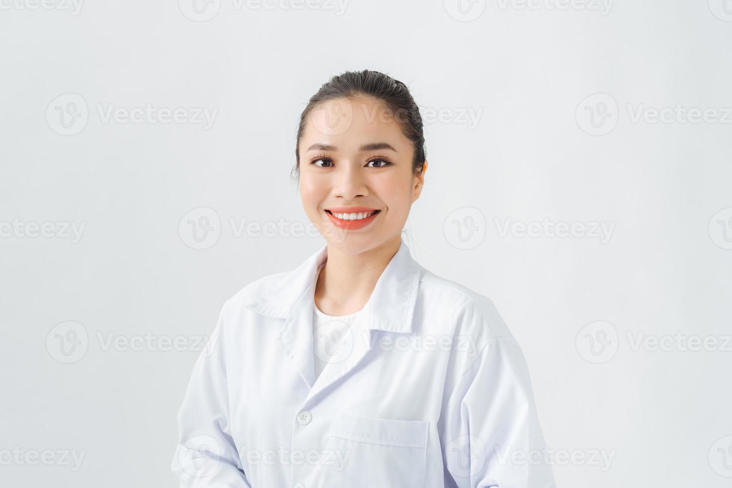 un portrait d'un beau médecin asiatique sur fond blanc photo