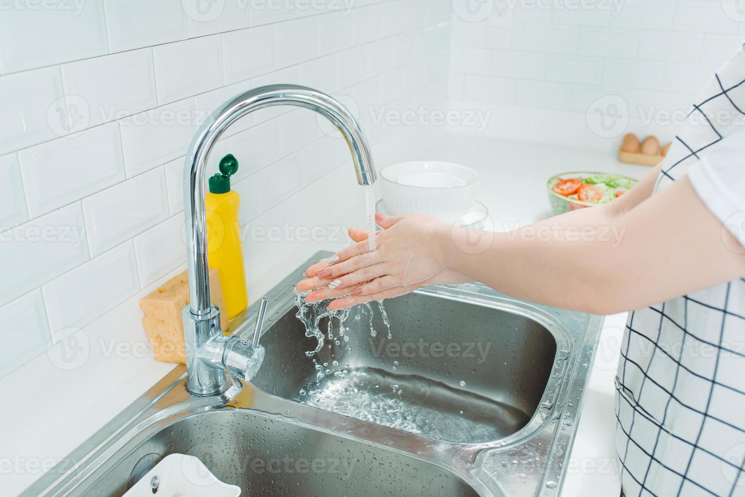 cuisine moderne - femme heureuse faisant la vaisselle, travaux ménagers photo
