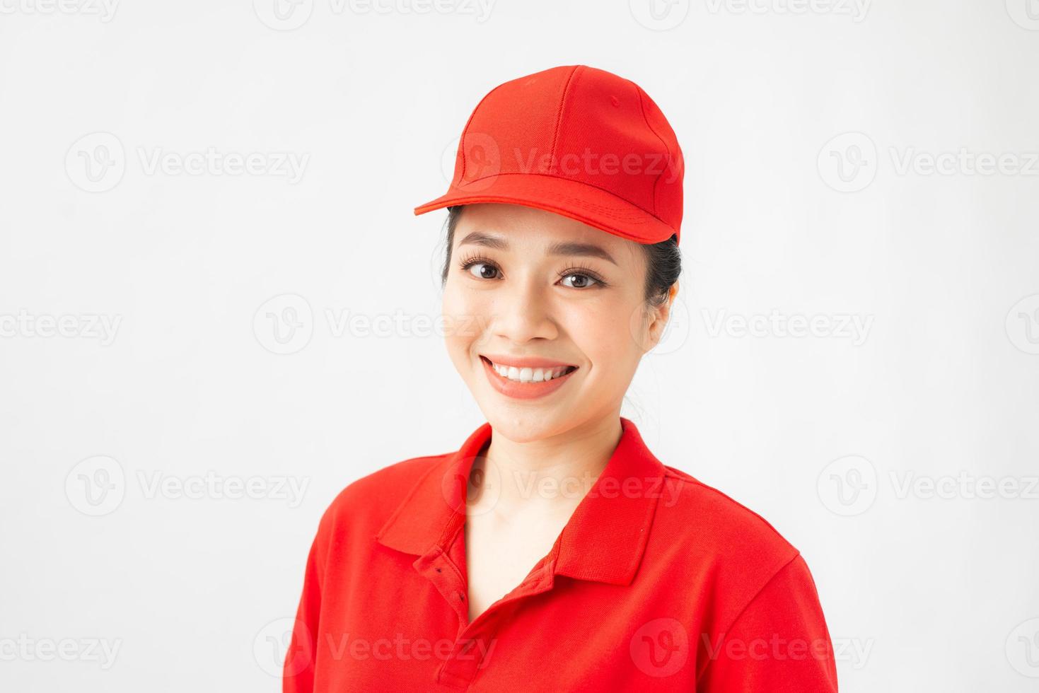 portrait de personnel féminin heureux en uniforme isolé sur fond blanc avec un tracé de détourage photo